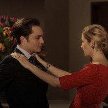 Chuck (Ed Westwick) e Lily (Kelly Rutherford) nell'episodio While You Weren't Sleeping di Gossip Girl