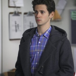 Connor Paolo in una scena dell'episodio While You Weren't Sleeping di Gossip Girl