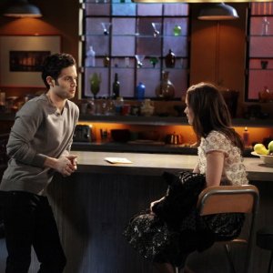 Penn Badgley ascolta Leighton Meester nell'episodio While You Weren't Sleeping di Gossip Girl