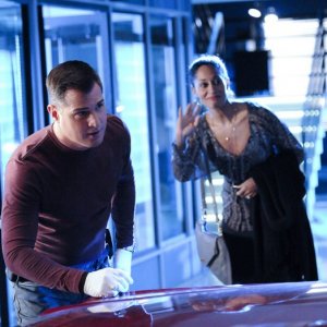 George Eads e Tracee Ellis Ross in un momento di All That Cremains di CSI: Scena del crimine