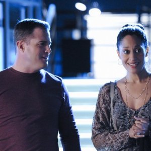 George Eads e Tracee Ellis Ross nell'episodio All That Cremains di CSI: Scena del crimine