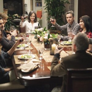 La famiglia Walker durante un brindisi nell'episodio Safe at Home di Brothers & Sisters