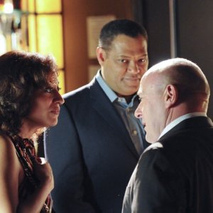 Laurence Fishburne e Tracee Ellis Ross in una scena dell'episodio All That Cremains di CSI: Scena del crimine