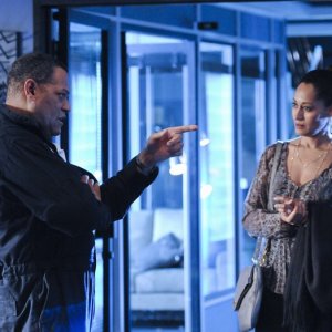 Laurence Fishburne e Tracee Ellis Ross nell'episodio All That Cremains di CSI: Scena del crimine
