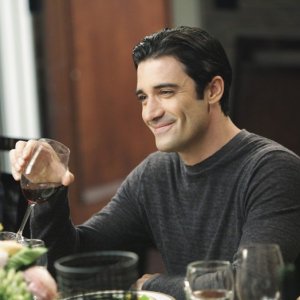 Luc Laurent (Gilles Marini) in una scena dell'episodio Safe at Home di Brothers & Sisters