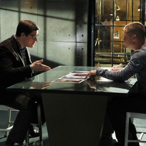 Nick (George Eads) durante un'interrogatorio nell'episodio Man Up di CSI: Scena del crimine