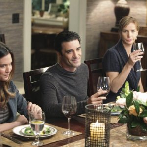 Odette Yustman, Gilles Marini e Rachel Griffiths nell'episodio Safe at Home di Brothers & Sisters