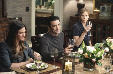 Odette Yustman, Gilles Marini e Rachel Griffiths nell'episodio Safe at Home di Brothers & Sisters