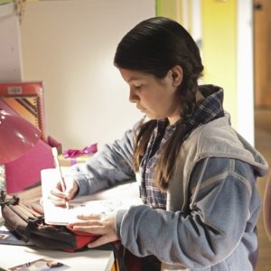 Olivia (Isabella Rae Thomas) in un momento di Safe at Home di Brothers & Sisters