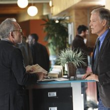 Ron Rifkin e Richard Chamberlain in una sequenza di Thanks For The Memories di Brothers & Sisters