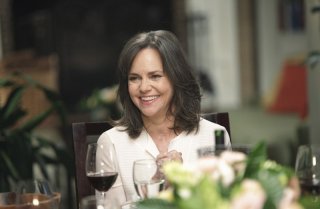 Sally Field nel ruolo di Nora Walker nell'episodio Safe at Home di Brothers & Sisters