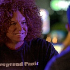 Scott 'Carrot Top' Thompson e George Eads (di spalle) nell'episodio Man Up di CSI: Scena del crimine