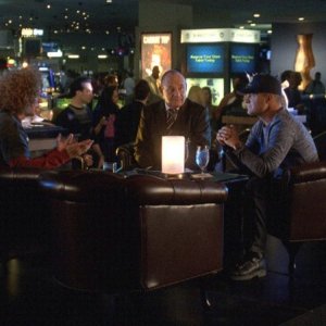 Scott 'Carrot Top' Thompson, George Eads e Paul Guilfoyle nell'episodio Man Up di CSI: Scena del crimine