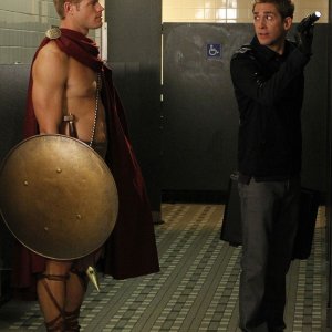 Trevor Donovan e Eric Szmanda in una scena dell'episodio Man Up di CSI: Scena del crimine