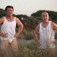 Enzo Salvi e Maurizio Battista in un'immagine significativa di Una cella in due