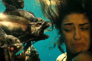 Jessica Szohr in un momento tragico di Piranha 3D
