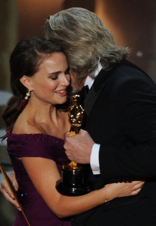 Oscar 2011: natalie Portman premiata da Jeff Bridges per la sua interpretazione in Black Swan