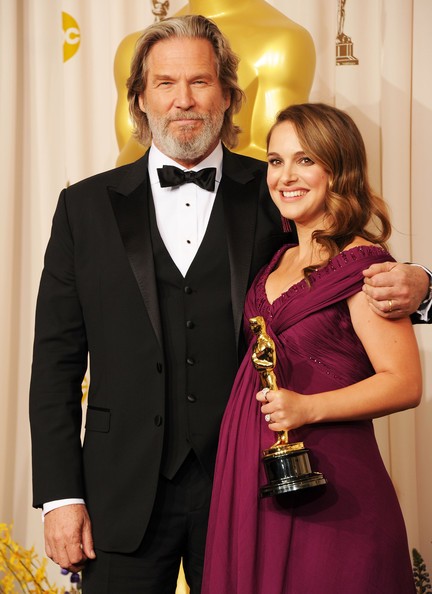 Oscar 2011 Natalie Portman Premiata Da Jeff Bridges Per La Sua Interpretazione In Black Swan Di Aron 194817
