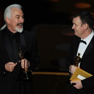 Oscar 2011, Rick Baker e Dave Elsey con le statuette ricevute per il trucco di The Wolfman.