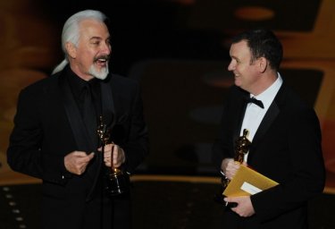 Oscar 2011, Rick Baker e Dave Elsey con le statuette ricevute per il trucco di The Wolfman.