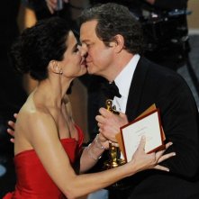 Oscar 2011 Sandra Bullock Consegna L Oscar A Colin Firth Miglior Interpretazione Maschile Per Il Dis 194799