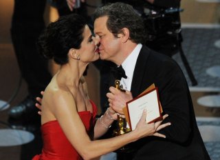 Oscar 2011: Sandra Bullock consegna l'Oscar a Colin Firth, miglior interpretazione maschile per Il discorso del Re