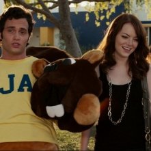 Penn Badgley con Emma Stone in una scena di Easy A