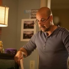 Stanley Tucci in una scena del film Easy A