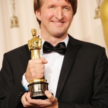 Tom Hooper con l'Oscar ricevuto per Il discorso del Re, nel 2011