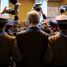 Toni Servillo (di spalle) nella scena dell'arresto nel film Il gioiellino