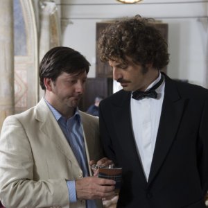 Augusto Fornari e Guido Caprino nell'episodio Matrimonio con delitto della serie Il commissario Manara