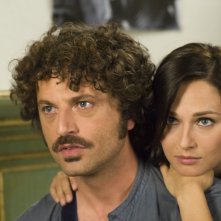 Guido Caprino e Anna Safroncik in una scena della seconda stagione della serie Il commissario Manara