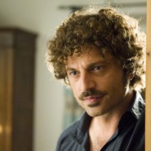 Guido Caprino è Il commissario Manara nella seconda stagione della serie