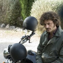 Guido Caprino motociclista in una scena della seconda stagione della serie Il commissario Manara