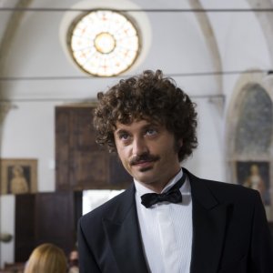 Guido Caprino nell'episodio Matrimonio con delitto della serie Il commissario Manara