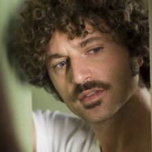 Un primo piano di Guido Caprino nella seconda stagione della serie Il commissario Manara