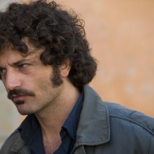 Un sospettoso Guido Caprino nella seconda stagione della serie Il commissario Manara