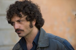 Un sospettoso Guido Caprino nella seconda stagione della serie Il commissario Manara