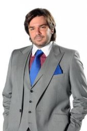 Matt Berry è Douglas in una foto promozionale della stagione 4 di IT Crowd