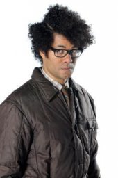Richard Ayoade è Moss in una immagine promozionale della stagione 4 di IT Crowd