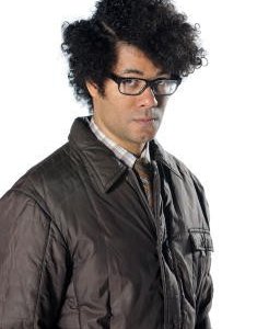 Richard Ayoade è Moss in una immagine promozionale della stagione 4 di IT Crowd