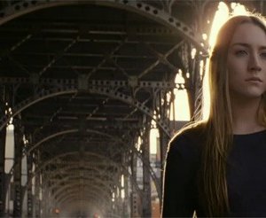 Saoirse Ronan in un'inquietante immagine di Violet & Daisy