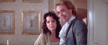 Tom Hulce e Elizabeth Berridge in una scena del film Amadeus (1984)