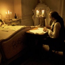Tom Hulce e F. Murray Abraham in una scena del film Amadeus (1984)
