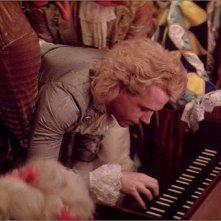 Tom Hulce in una scena del film Amadeus (1984)