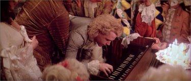 Tom Hulce in una scena del film Amadeus (1984)