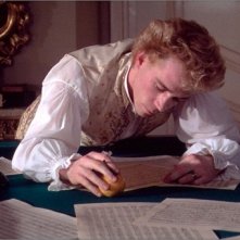 Tom Hulce in una sequenza del film Amadeus (1984)