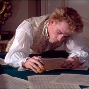 Tom Hulce in una sequenza del film Amadeus (1984)