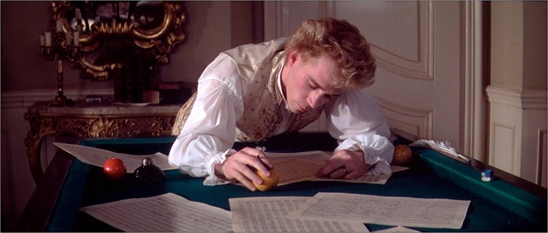 Tom Hulce in una sequenza del film Amadeus (1984)