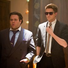 Dan Fogler con Topher Grace nella commedia Take Me Home Tonight